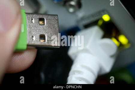 ILLUSTRATION - illustration du 15 janvier 2014 présente une clé USB à côté d'un câble ethernet de l'ordinateur à Berlin, Allemagne. La NSA peut espionner les ordinateurs même s'ils ne sont pas connectés à l'internet selon les dernières révélations dans le New York Times. Photo : SPATA OLE Banque D'Images