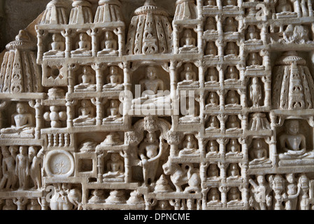 Ancien Temple Ranakpur du jaïnisme et un marbre sculpté idoles et modèles à l'intérieur du temple, le Rajasthan en Inde. Banque D'Images