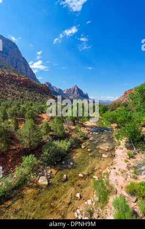 En regardant vers la Virgin River pointe gardien, vue depuis un pont sur l'autoroute de Zion-Mount Carmel (SR 9), Zion National Park, Utah, USA Banque D'Images