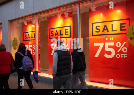 La dernière marche Shoppers vente bannières dans une vitrine Banque D'Images