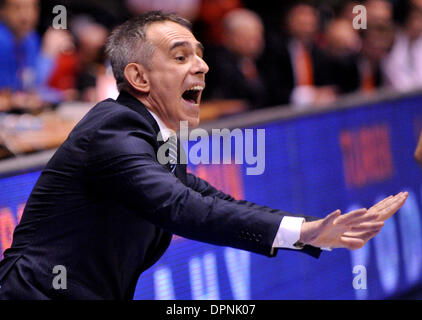 Pardubice, République tchèque. 15 Jan, 2014. Sienne, réagit au cours de la 2ème série d'Cup match de basketball Nymburk vs Montepaschi Sienne à Pardubice. 15 Jan, 2014. Marco Crespi, entraîneur de Sienne, réagit au cours de la 2ème série d'Cup match de basketball Nymburk vs Montepaschi Sienne à Pardubice, République tchèque, le 15 janvier 2014. Photo : CTK Josef Vostarek/Photo/Alamy Live News Banque D'Images