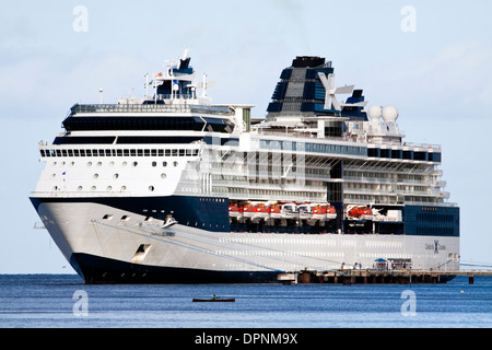 Bateau de croisière Celebrity 'africa' à l'ancre en DOMINIQUE, Roseau Banque D'Images