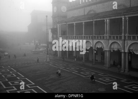 La Piazza del Popolo et Palazzo del Podesta à Faenza dans un brouillard Émilie-romagne Banque D'Images