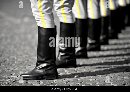 Les bottes des soldats au repos pendant un défilé militaire Banque D'Images