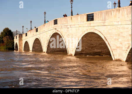 Chertsey par un pont inondé Tamise Chertsey Surrey England UK Banque D'Images