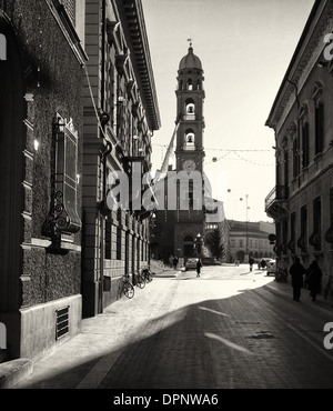 La Piazza Vittorio Emanuele avec le clocher de la cathédrale et du Palazzo Podesta à Faenza, Emilia Romagna Banque D'Images