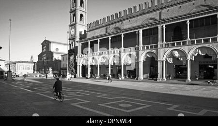 La Piazza del Popolo avec le Palazzo Podesta à Faenza, Emilia Romagna Banque D'Images