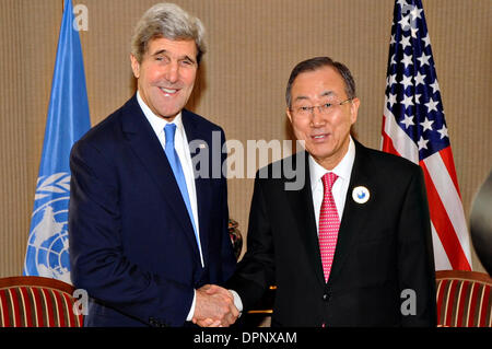 Le secrétaire d'Etat américain John Kerry, serre la main avec le Secrétaire général des Nations Unies Ban Ki-moon pour une discussion privée avant la conférence des donateurs de la Syrie le 15 janvier 2014 à Koweït City, Koweït. Banque D'Images