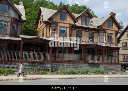 Les Porches dans une auberge populaire de l'autre côté de la rivière depuis le Massachusetts Museum of Contemporary Art à North Adams, MA. Banque D'Images