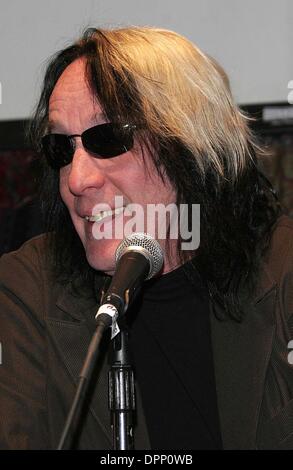 Mar. 14, 2006 - West Hollywood, Californie, USA - Todd Rundgren -.CONFÉRENCE DE PRESSE POUR LES NOUVELLES VOITURES -.HOUSE OF BLUES, WEST HOLLYWOOD, CALIFORNIE - .03-14-2006 -. NINA PROMMER/ 2006.K47174NP.(Image Crédit : © Globe Photos/ZUMAPRESS.com) Banque D'Images