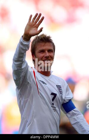 10 juin 2006 - Francfort, Allemagne - K48280.L'ANGLETERRE CONTRE. Le PARAGUAY.FRANCFORT, ALLEMAGNE 06-10-2006. RICHARD VENTES -- 2006.DAVID BECKHAM.COURBES À SA FAMILLE.(Image Crédit : © Globe Photos/ZUMAPRESS.com) Banque D'Images