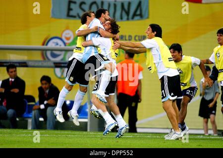 24 juin 2006 - Leipzig, Allemagne - K48426.COUPE DU MONDE DE FOOTBALL, l'Argentine, le Mexique .V .LEIPZIG, ALLEMAGNE..06-24-2006. RICHARD VENTES / / 2006.MAXI RODRIGUEZ & Hernan Crespo.(Image Crédit : © Globe Photos/ZUMAPRESS.com) Banque D'Images