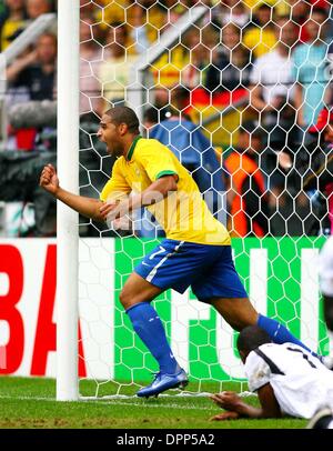 Le 27 juin 2006 - Parc Signal Iduna, Dortmund, Allemagne - K48442.COUPE DU MONDE DE FOOTBALL , LE GHANA CONTRE LE BRÉSIL, .LE STADE DE LA COUPE DU MONDE, Dortmund, Allemagne. .06-27-2006. STEWART KENDALL / / 2006.ADRIANO.(Image Crédit : © Globe Photos/ZUMAPRESS.com) Banque D'Images