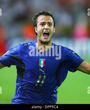 Le 4 juillet 2006 - Dortmund, Allemagne - Alberto Gilardino.CÉLÈBRE L'ITALIE 1ER BUT.ALLEMAGNE/ITALIE..Alberto Gilardino.ALLEMAGNE/ITALIE.K48508.COUPE DU MONDE DE FOOTBALL.LE STADE DE LA COUPE DU MONDE À Dortmund, Allemagne 07-04-2006(Credit Image : © Globe Photos/ZUMAPRESS.com) Banque D'Images