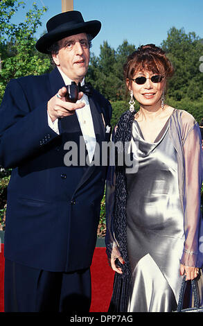 27 déc., 2005 - K21632TR.15E CONGRÈS ANNUEL COMEDY AWARDS UNIVERSAL CITY HOLLYWOOD.04-22-2001. TOM RODRIGUEZ- 2001.VINCENT SCHIAVELLI.VINCENTSCHIAVELLIRETRO(Image Crédit : © Globe Photos/ZUMAPRESS.com) Banque D'Images