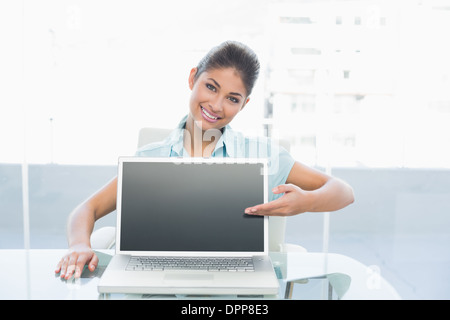 Affichage Businesswoman laptop at office Banque D'Images