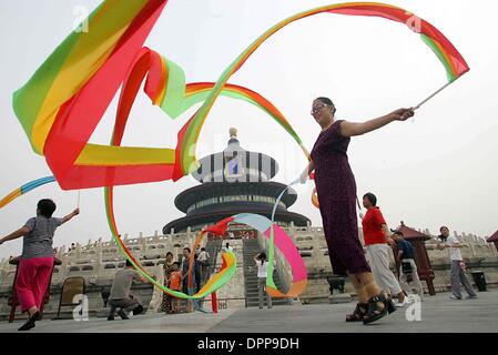 Le 8 août 2006 - Bei jing, BEI JING - Août 08, 2006, Beijing, Chine, des millions de Pékin nations n'exercices du matin pour célébrer le compte à rebours de deux ans pour les Jeux Olympiques 2008 de Beijing au Temple du Ciel.. Top K59111(Image Crédit : © Globe Photos/ZUMAPRESS.com) Banque D'Images