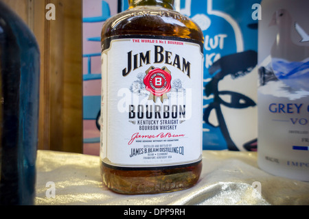 Une bouteille de bourbon Jim Beam en exposition dans un magasin d'alcool à New York Banque D'Images