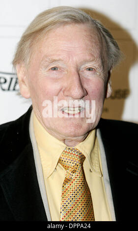 Le 29 novembre 2006 - Palais d'Hammersmith, LONDRES, ANGLETERRE - LESLIE PHILLIPS.ACTEUR..ARRIVE POUR LE BRITISH INDEPENDENT FILM AWARDS 2006 À L'HAMMERSMITH PALAIS DE LONDRES.11-29-2006.K50910. - Crédit photos(Image : © Photos Globe/ZUMAPRESS.com) Banque D'Images