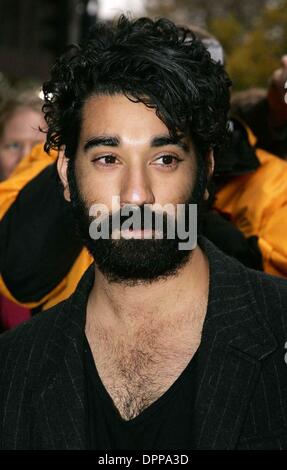 1 décembre 2006 - Cafe De Paris, LONDRES, ANGLETERRE - RAY PANTHAKI.ACTEUR..ARRIVE POUR LA REMISE DES PRIX 2006 WHATS SUR SCÈNE AU CAFÉ DE PARIS SUR COVENTRY STREET À LONDRES.12-01-2006. - K50931.(Image Crédit : © Globe Photos/ZUMAPRESS.com) Banque D'Images