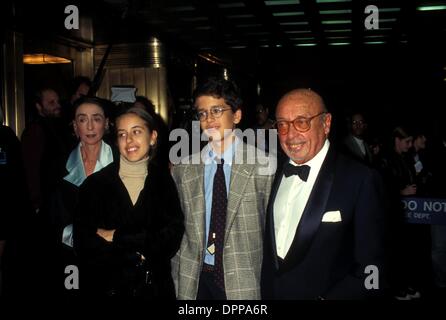 Le 15 décembre 2006 - K6737WW.GQ MEN OF THE YEAR AWARDS.Radio City Music Hall, NEW YORK CITY 10-28-1996.Ahmet Ertegun AVEC FEMME MICA. WALTER WEISSMAN- 1996.AHMETERTEGUNRETRO(Image Crédit : © Globe Photos/ZUMAPRESS.com) Banque D'Images