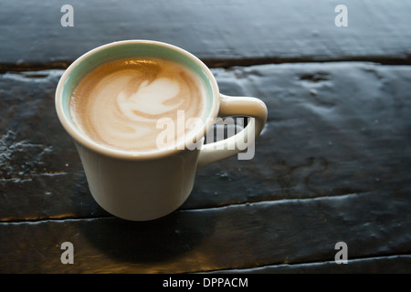Tasse de café sur la surface du bois Banque D'Images