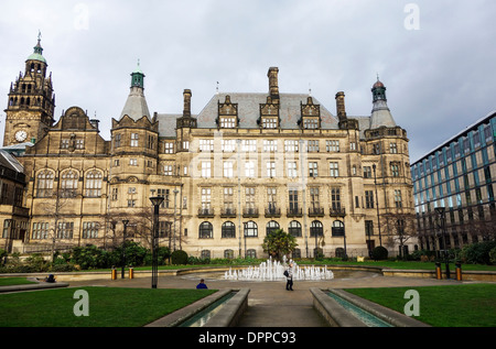 Hôtel de ville de Sheffield, vue du jardin de la paix. Banque D'Images