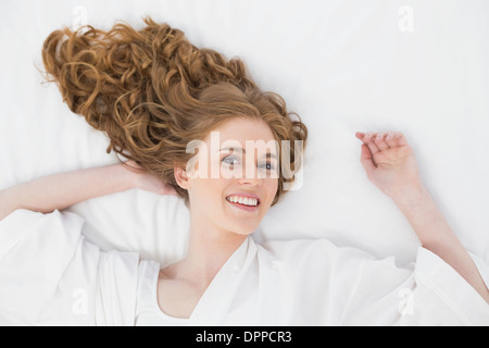 Overhead portrait of a smiling young blonde au lit Banque D'Images