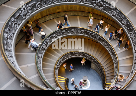 Vues sur l'architecture de la Cité du Vatican. Les fameux escaliers en spirale. Banque D'Images