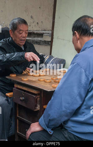 Deux personnes âgées jouer à un jeu de société à Shanghai, Chine Banque D'Images