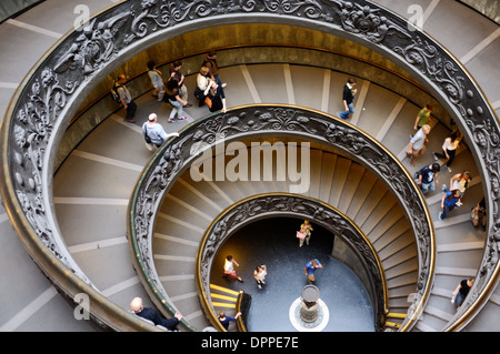 Vues sur l'architecture de la Cité du Vatican. Les fameux escaliers en spirale. Banque D'Images