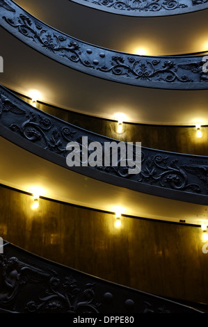 Vues sur l'architecture de la Cité du Vatican. Les fameux escaliers en spirale. Banque D'Images