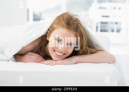 Close up portrait of woman in bed Banque D'Images