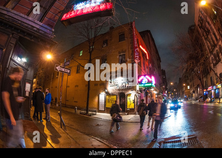 New York, NY 14 Janvier 2014 - MacDougal Street dans Greenwich Village sur une nuit pluvieuse ©Stacy Walsh Rosenstock Banque D'Images