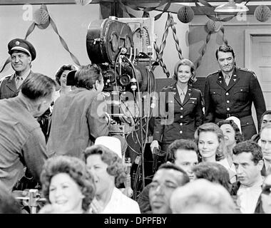 16 mars 2006 - ANGIE DICKINSON avec Gregory Peck dans ''LE CAPITAINE NEWMAN , M.D.'' 1963.FOURNI PAR SMP- TV-film-(ENCORE Image : © Crédit Photos Globe/ZUMAPRESS.com) Banque D'Images