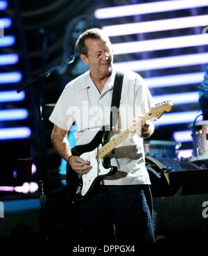 28 septembre 2006 - New York, NY, États-Unis d'Amérique - Eric Clapton se produit en concert au Madison Square Garden de New York le 28 septembre 2006... LCV/ K50054LCV(Image : © Crédit Photos Globe/ZUMAPRESS.com) Banque D'Images