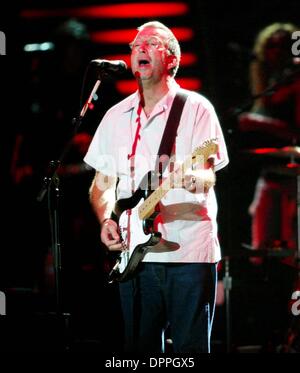 28 septembre 2006 - New York, NY, États-Unis d'Amérique - Eric Clapton se produit en concert au Madison Square Garden de New York le 28 septembre 2006... LCV/ K50054LCV(Image : © Crédit Photos Globe/ZUMAPRESS.com) Banque D'Images