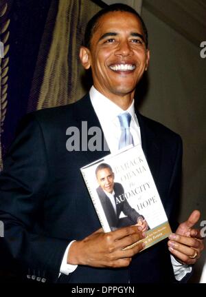 19 octobre 2006 - New York, NY, États-Unis d'Amérique - le sénateur Barack Obama signe des exemplaires de son nouveau livre ''l'Audace de l'espoir'' à Barnes & Noble à New York le 19 octobre 2006. .. LCV/ K50337LCV(Image : © Crédit Photos Globe/ZUMAPRESS.com) Banque D'Images