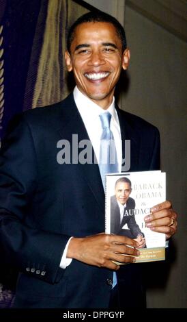 19 octobre 2006 - New York, NY, États-Unis d'Amérique - le sénateur Barack Obama signe des exemplaires de son nouveau livre ''l'Audace de l'espoir'' à Barnes & Noble à New York le 19 octobre 2006. .. LCV/ K50337LCV(Image : © Crédit Photos Globe/ZUMAPRESS.com) Banque D'Images