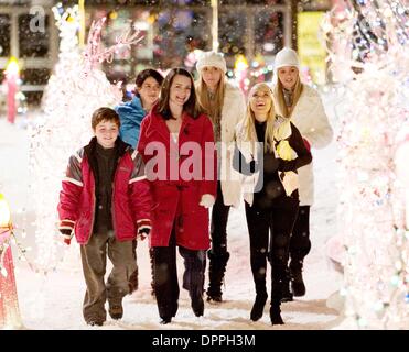 30 octobre 2006 - L'des pinsons et Halls -- moins leur rivalité patriarches --.bond tout en profitant de leurs vacances. De gauche : Carter Finch (Dylan bleu), Madison (Alia Shawkat) Finch, Kelly Finch (Kristin Davis), Ashley Hall (Sabrina Aldridge), Kristin Chenoweth (TIA), et Emily Hall (Kelly Adridge). K51213ES.'' DECK THE HALLS ''.TV-FILM STILL. Fourni par 2006.(Image Crédit : Banque D'Images