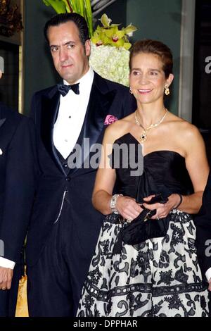 16 novembre 2006 - New York, NY, États-Unis d'Amérique - S.A.R. l'Infante Dona Elena de Borbon et mari S.E. Jaime de Marichalar arrivent à la Reine Sofia Institut espagnol 2006 Gala de la médaille d'or à l'hôtel Pierre à New York le 15 novembre 2006. .. LCV/ K50768LCV(Image : © Crédit Photos Globe/ZUMAPRESS.com) Banque D'Images