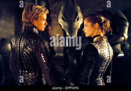 Le 27 novembre 2006 - Eragon (Ed Speleers) et Arya (Sienna Guillory) partager un moment de calme avant de partir au combat. .K51219ES.'' '' ERAGON.TV-FILM STILL. Fourni par 2006(Credit Image : © Globe Photos/ZUMAPRESS.com) Banque D'Images