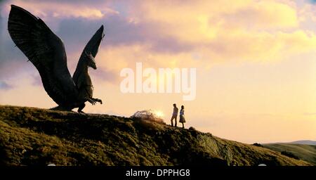 Le 27 novembre 2006 - Eragon (Ed Speleers) et Arya (Sienna Guillory) s'émerveiller devant le dragon Saphira. .K51219ES.'' '' ERAGON.TV-FILM STILL. Fourni par 2006(Credit Image : © Globe Photos/ZUMAPRESS.com) Banque D'Images