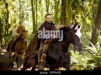 Le 27 novembre 2006 - Eragon (Ed Speleers, à gauche) et Brom (Jeremy Irons) ride à faire face à un ennemi dangereux. .K51219ES.'' '' ERAGON.TV-FILM STILL. Fourni par 2006(Credit Image : © Globe Photos/ZUMAPRESS.com) Banque D'Images