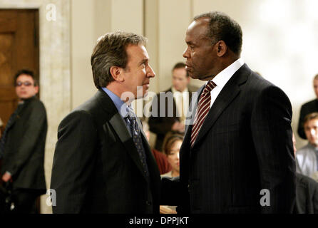 Le 15 février 2006 - (L-R) Robert Downey Jr., Tim Allen, Danny Glover. Joseph Lederer.K42964WTO106 ES.THE SHAGGY DOG.TV-FILM STILL. Alimenté par de gauche à droite) Robert Downey Jr., Tim Allen, Danny Glover(Image Crédit : © Globe Photos/ZUMAPRESS.com) Banque D'Images