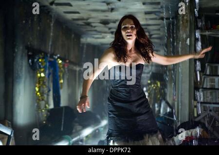 11 avril 2006 - Jacinda Barrett que Maggie James dans PicturesÃ• Warner Bros. et virtuelle StudiosÃ• action aventure Ã'Poseidon.Ã" Le film stars Kurt Russell, Josh Lucas, Richard Dreyfuss.. .TV-film encore. Fourni par K47740ES.(Image Crédit : © Globe Photos/ZUMAPRESS.com) Banque D'Images