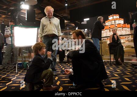 11 avril 2006 - JIMMY BENNETT comme Conor James, directeur Wolfgang Petersen et Josh LUCAS, Dylan Johns sur l'ensemble d'PicturesÃ• Warner Bros. et virtuelle StudiosÃ• action aventure Ã'Poseidon.Ã" Le film a également étoiles Kurt Russell et Richard Dreyfuss.. .TV-film encore. Fourni par K47740ES.(Image Crédit : © Globe Photos/ZUMAPRESS.com) Banque D'Images