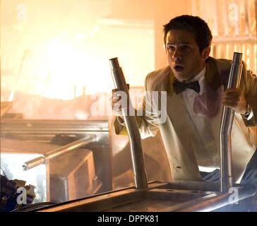 11 avril 2006 - FREDDY RODRIGUEZ comme Valentin dans PicturesÃ• Warner Bros. et virtuelle StudiosÃ• action aventure Ã'Poseidon.Ã" Le film stars Kurt Russell, Josh Lucas, Richard Dreyfuss.. .TV-film encore. Fourni par K47740ES.(Image Crédit : © Globe Photos/ZUMAPRESS.com) Banque D'Images