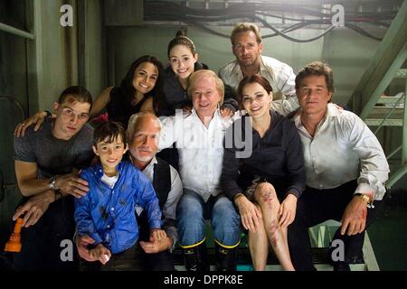 Avril 11, 2006 - (L-r) MIKE VOGEL que Christian, JIMMY BENNETT comme Conor James, Richard Dreyfuss comme Richard Nelson, MIA MAESTRO comme Elena, Emmy Rossum comme Jennifer Ramsey, directeur Wolfgang Petersen, Jacinda Barrett que Maggie James, Josh LUCAS, Dylan Johns et Kurt Russell comme Robert Ramsey sur l'ensemble d'PicturesÃ• Warner Bros. et virtuelle StudiosÃ• action aventure Ã'Poseidon.Ã". .TV Banque D'Images