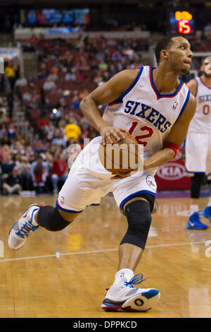 Philadelphie, Pennsylvanie, USA. 15 Jan, 2014. Philadelphia 76ers petit ailier Evan Turner (12) en action au cours de la NBA match entre les Charlotte Bobcats et les Philadelphia 76ers au Wells Fargo Center de Philadelphie, Pennsylvanie. Christopher Szagola/Cal Sport Media/Alamy Live News Banque D'Images